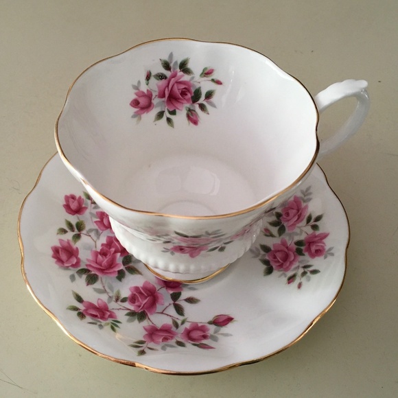 Royal Albert Bone China pink rose pattern tea cup and saucer with gold rim - Picture 1 of 5
